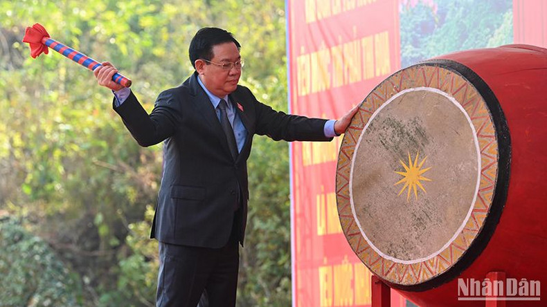 越南国会主席王廷惠打鼓启动“永远铭记胡伯伯功劳”植树节。 越南国会主席王廷惠打鼓启动“永远铭记胡伯伯功劳”植树节。