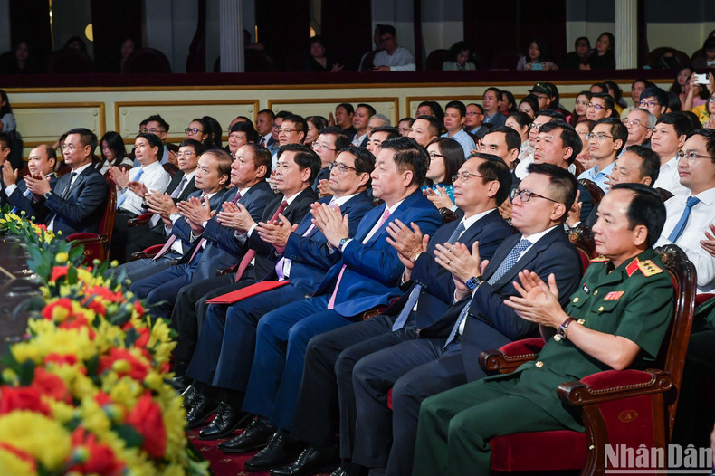 政府总理范明正和各位代表出席第九届全国对外新闻奖颁奖仪式 。 政府总理范明正和各位代表出席第九届全国对外新闻奖颁奖仪式 。