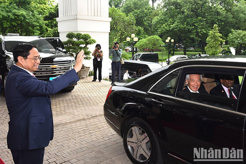 范明正总理欢送李显龙总理。 范明正总理欢送李显龙总理。