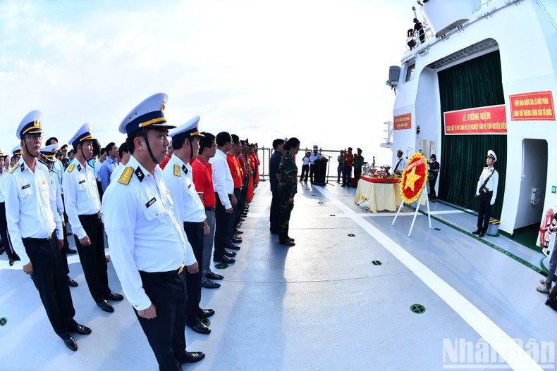 虔诚缅怀为保卫祖国海洋岛屿主权而英勇牺牲的64位烈士。 虔诚缅怀为保卫祖国海洋岛屿主权而英勇牺牲的64位烈士。