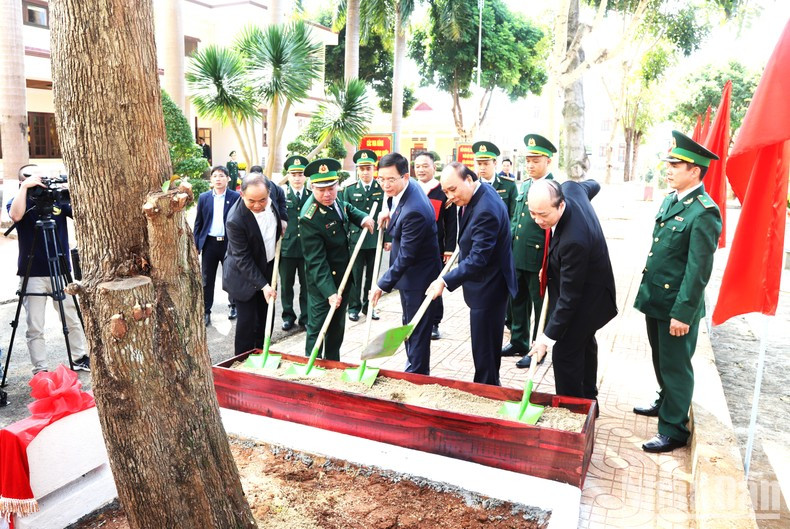 阮春福主席在得乐省边防部队指挥部种植留念树。 阮春福主席在得乐省边防部队指挥部种植留念树。