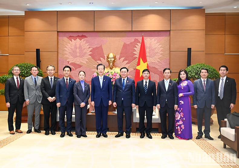 越南国会主席王廷惠、日本公明党党首山口那津男及各位代表合影。