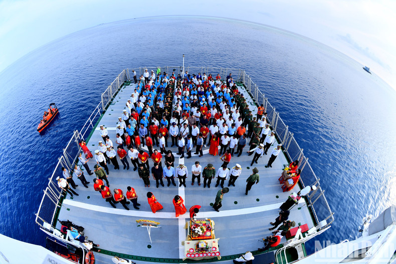 64位为保卫海洋岛屿主权而英勇牺牲的烈士缅怀纪念仪式在鬼鹿角礁、林姑娘礁和带刀礁上举行。 64位为保卫海洋岛屿主权而英勇牺牲的烈士缅怀纪念仪式在鬼鹿角礁、林姑娘礁和带刀礁上举行。