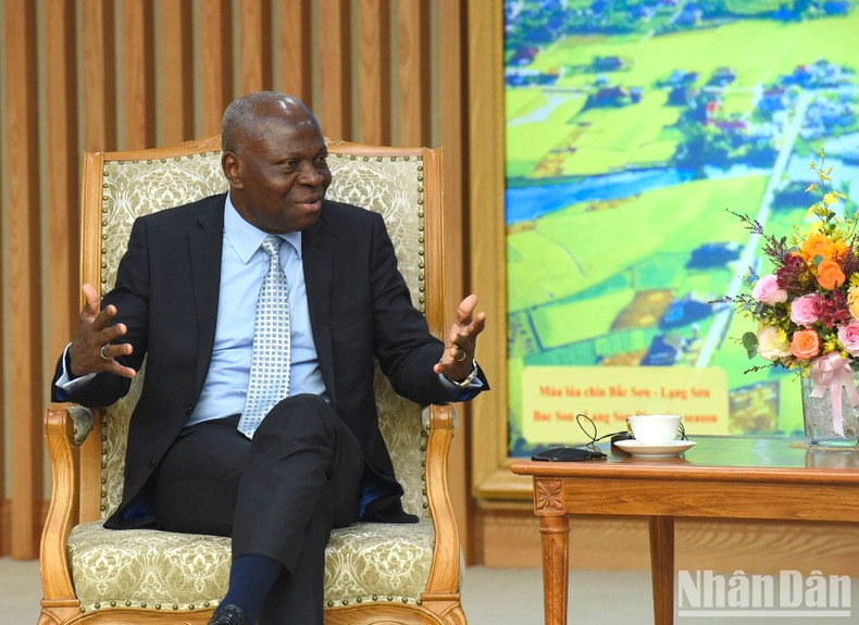 国际劳工组织总干事吉尔伯特·洪博在会见中发表讲话。