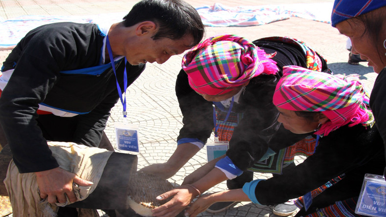 糍粑舂米工序是碾磨稻谷,浸透糯米,放进甑里蒸熟,舂好再捏成饼状。 糍粑舂米工序是碾磨稻谷,浸透糯米,放进甑里蒸熟,舂好再捏成饼状。