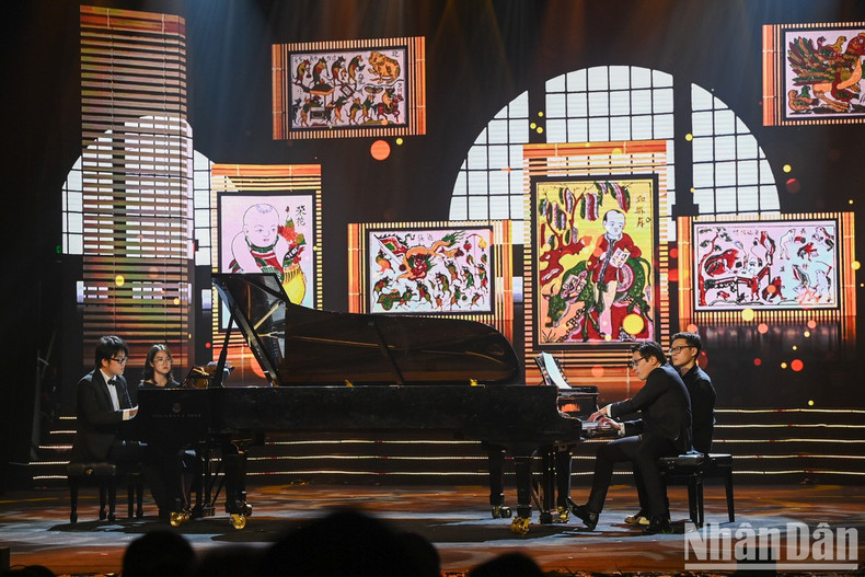 由两位艺术家刘鸿光和刘德英表演的钢琴二重奏。 由两位艺术家刘鸿光和刘德英表演的钢琴二重奏。