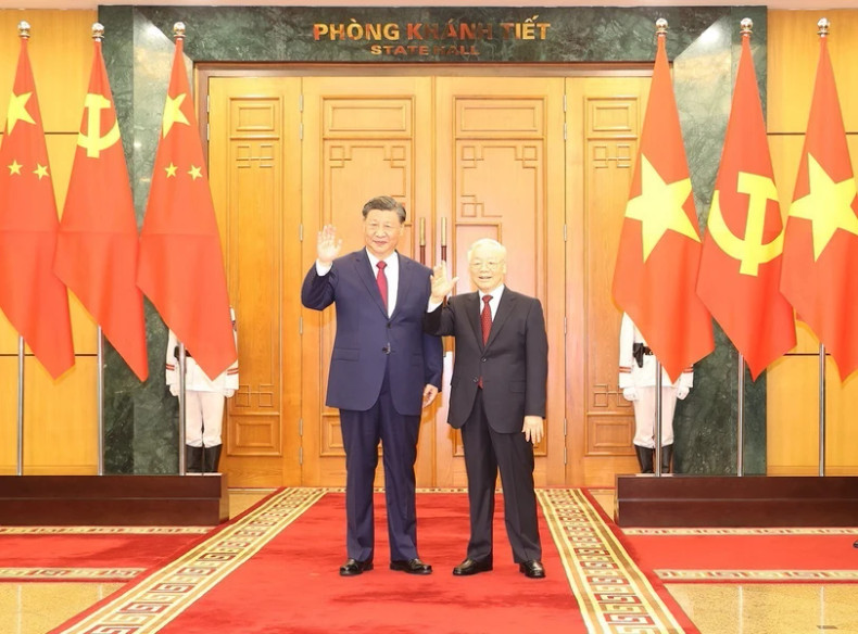 越共中央总书记阮富仲同中共中央总书记、中国国家主席习近平合影。(图片来源:越通社) 越共中央总书记阮富仲同中共中央总书记、中国国家主席习近平合影。(图片来源:越通社)