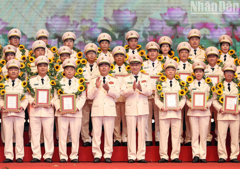 公安部部长苏林和公安部副部长陈国祖与在“人民公安实践胡伯伯六条教诲”运动中受表彰的模范代表合影。 公安部部长苏林和公安部副部长陈国祖与在“人民公安实践胡伯伯六条教诲”运动中受表彰的模范代表合影。