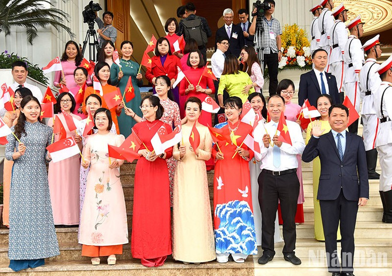 首都民众代表挥舞旗帜欢迎新加坡总理李显龙一行。 首都民众代表挥舞旗帜欢迎新加坡总理李显龙一行。