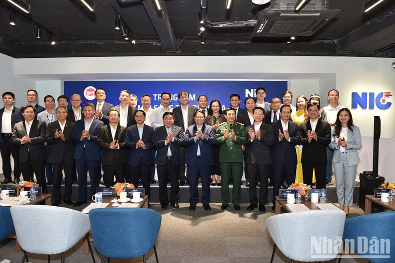 范明正总理和与会代表合影。 范明正总理和与会代表合影。