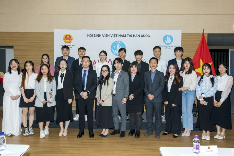 韩国越南大学生协会新一届执行委员会。(图片来源:越通社) 韩国越南大学生协会新一届执行委员会。(图片来源:越通社)