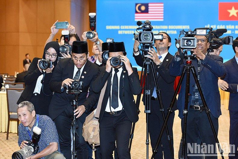 新闻媒体机构前来报道。