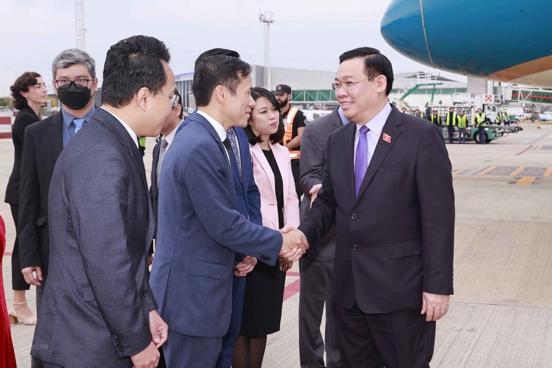 越南国会主席王廷惠欢迎仪式在阿根廷首都布宜诺斯艾利斯埃塞萨国际机场举行。 越南国会主席王廷惠欢迎仪式在阿根廷首都布宜诺斯艾利斯埃塞萨国际机场举行。
