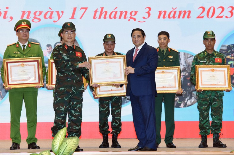 范明正总理向赴土耳其开展救灾活动取得优异成绩的集体援队授予奖状。