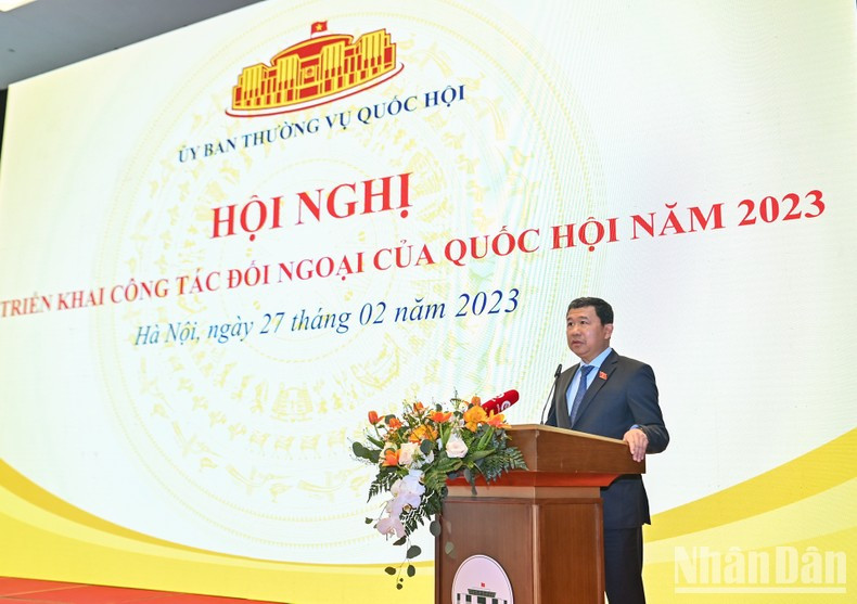 国会对外委员会主任武海河在会议上作报告。 国会对外委员会主任武海河在会议上作报告。