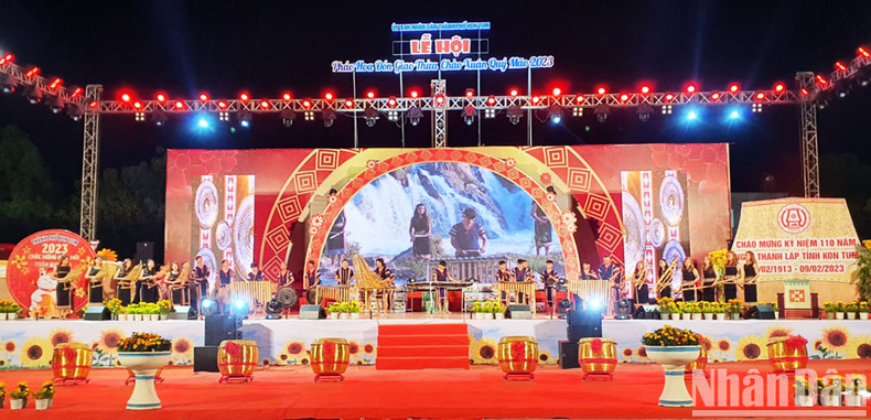 崑嵩省举行文艺表演活动，喜迎新春。