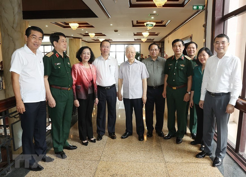 阮富仲总书记、国家主席武文赏、政府总理范明正和与会代表合影。