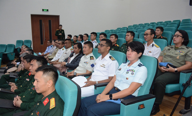 参加培训班的各位学员。 参加培训班的各位学员。