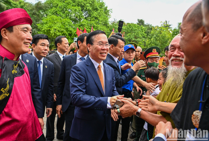 国家主席武文赏和前来敬香缅怀各位雄王的民众和游客。 国家主席武文赏和前来敬香缅怀各位雄王的民众和游客。