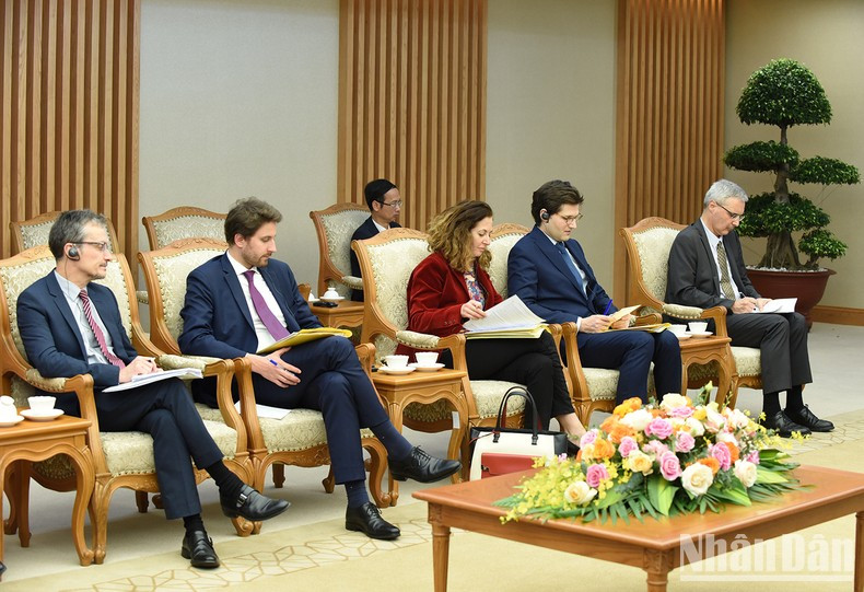 法国代表团团员出席会见。 法国代表团团员出席会见。