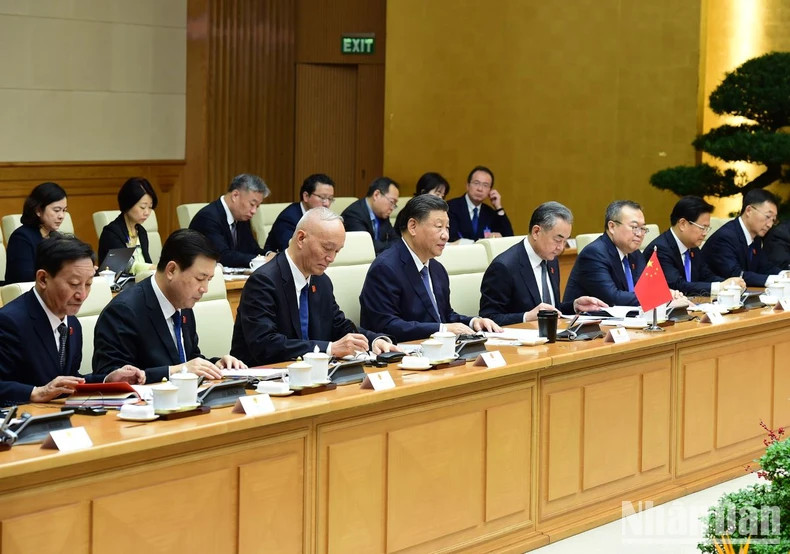 中共中央总书记、中国国家主席习近平和中国高级代表团出席会见。 中共中央总书记、中国国家主席习近平和中国高级代表团出席会见。