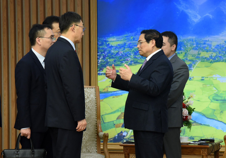 范明正总理在会见后同刘宁同志交谈。