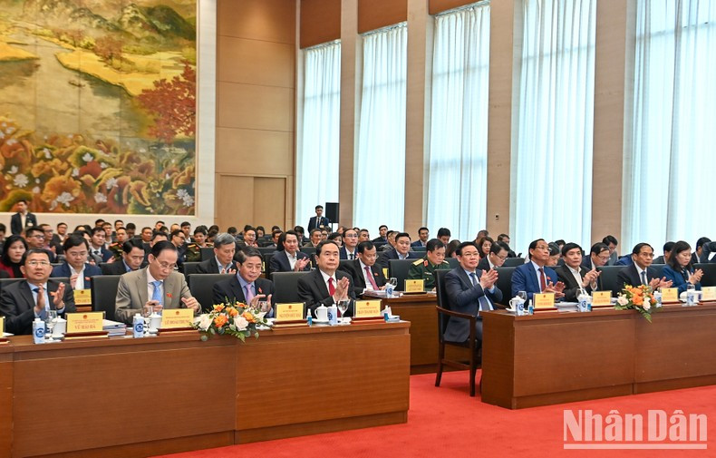 越南国会主席王廷惠,国会常务副主席陈青敏、各位国会副主席与会代表。 越南国会主席王廷惠,国会常务副主席陈青敏、各位国会副主席与会代表。