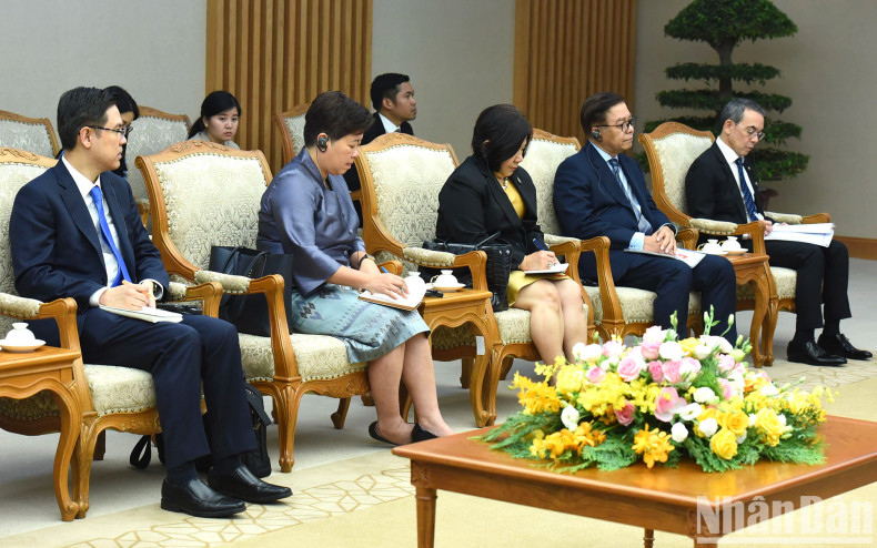 泰国副总理兼外交部长帕恩普里·巴希达-努卡拉陪同人员出席会见。