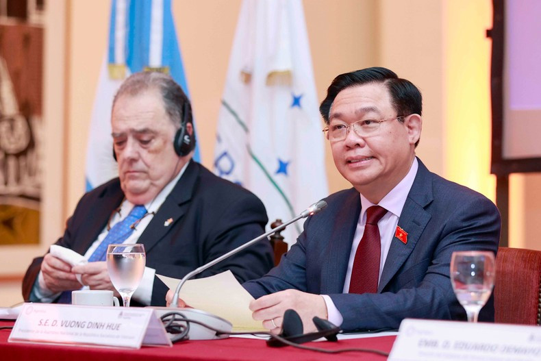 越南国会主席王廷惠发表讲话。 越南国会主席王廷惠发表讲话。