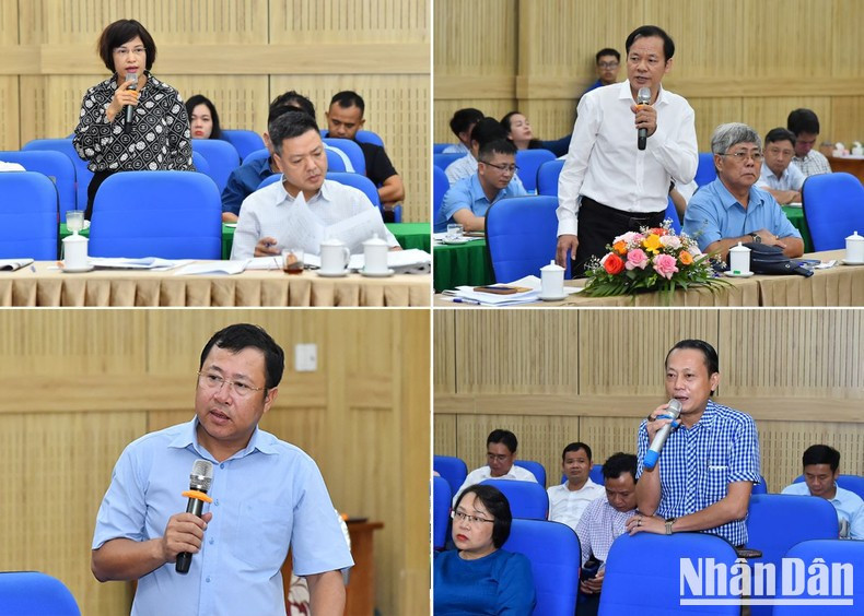 常设机构领导，常驻各省市记者在会议上发表讲话。