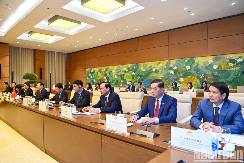 国会主席王廷惠和越南各位代表出席会见。 国会主席王廷惠和越南各位代表出席会见。