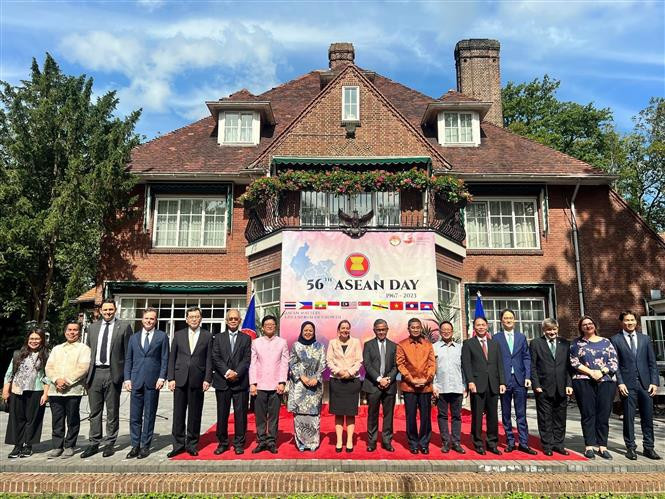 与会代表合影。（图片来源：越通社）