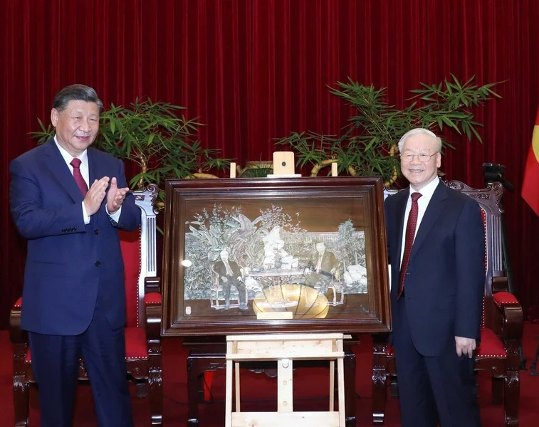 阮富仲总书记向中共中央总书记、中国国家主席习近平赠送纪念画。(图片来源:越通社) 阮富仲总书记向中共中央总书记、中国国家主席习近平赠送纪念画。(图片来源:越通社)