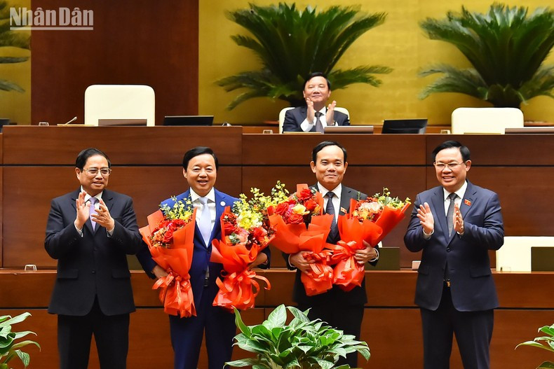 范明正总理、国会主席王廷惠祝贺两位新任副总理。 范明正总理、国会主席王廷惠祝贺两位新任副总理。