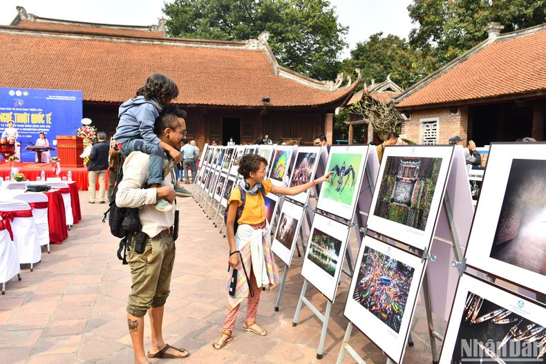 外国游客参观摄影展。