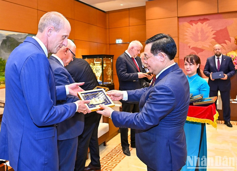 越南国会主席王廷惠会见捷克众议院副议长扬·巴尔托谢克【组图】 ảnh 8 越南国会主席王廷惠会见捷克众议院副议长扬·巴尔托谢克【组图】 ảnh 8