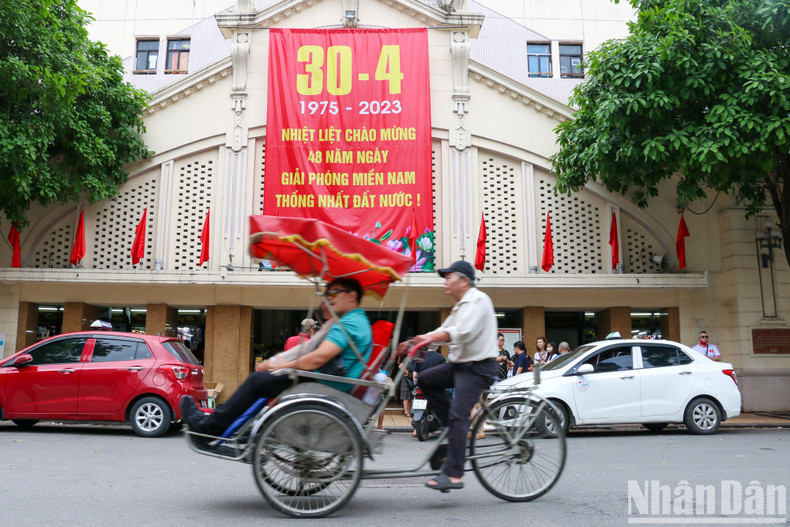 同春市场前也挂着一幅庆祝祖国统一的大海报。 同春市场前也挂着一幅庆祝祖国统一的大海报。