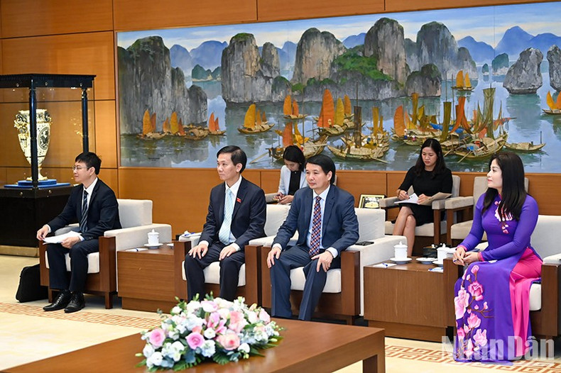 越南代表出席会见。