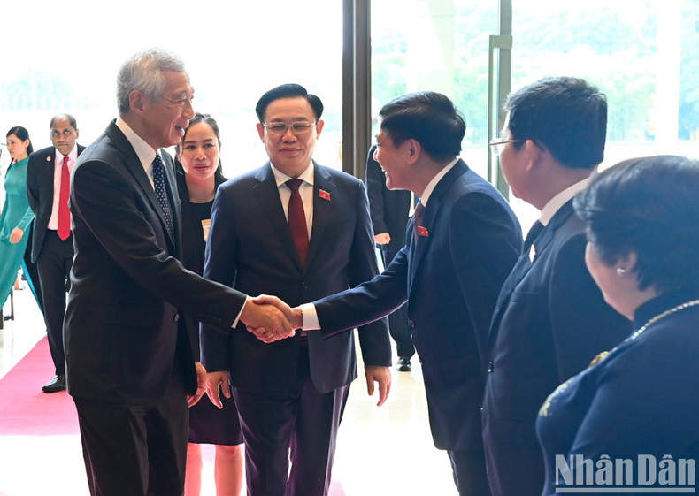 国会主席王廷惠向李显龙总理介绍出席会见的越方代表。 国会主席王廷惠向李显龙总理介绍出席会见的越方代表。