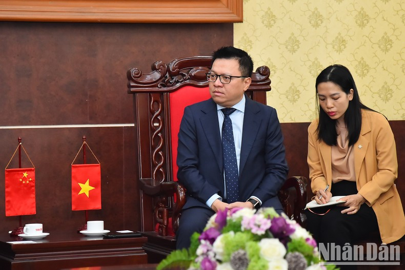 越共中央委员、越南《人民报》社总编辑、中央宣教部副部长、越南新闻工作者协会主席黎国明在会见中发表讲话。 越共中央委员、越南《人民报》社总编辑、中央宣教部副部长、越南新闻工作者协会主席黎国明在会见中发表讲话。