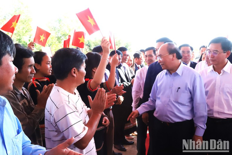阮春福主席走访慰问克容布县寄宿制民族初中学校。 阮春福主席走访慰问克容布县寄宿制民族初中学校。