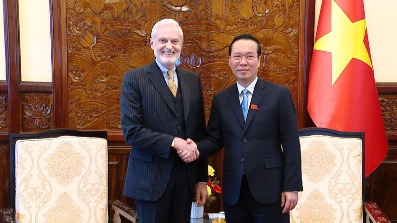 越南国家主席武文赏和葡萄牙大使贝尔南多·韦斯坦。 越南国家主席武文赏和葡萄牙大使贝尔南多·韦斯坦。