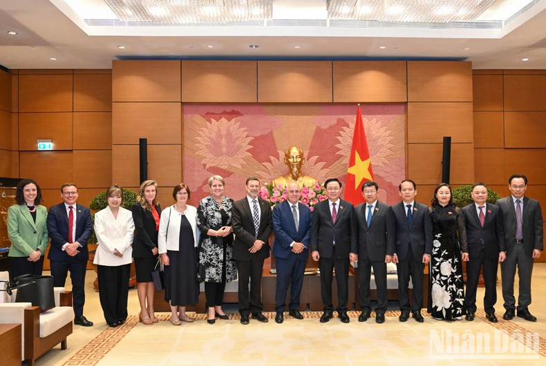 国会主席王廷惠与澳大利亚维多利亚州国库部长蒂姆-帕拉斯同两国代表合影。 国会主席王廷惠与澳大利亚维多利亚州国库部长蒂姆-帕拉斯同两国代表合影。