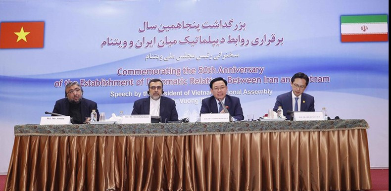 越南国会主席王廷惠回答伊朗代表的提问。