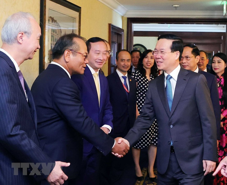 越南国家主席武文赏会见越南驻欧洲各国大使。(图片来源:越通社) 越南国家主席武文赏会见越南驻欧洲各国大使。(图片来源:越通社)