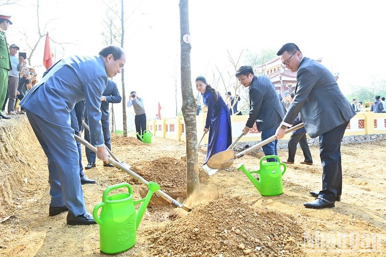 《人民报》社领导同宣光省领导在《人民报》社遗迹纪念碑屋种植纪念树。 《人民报》社领导同宣光省领导在《人民报》社遗迹纪念碑屋种植纪念树。
