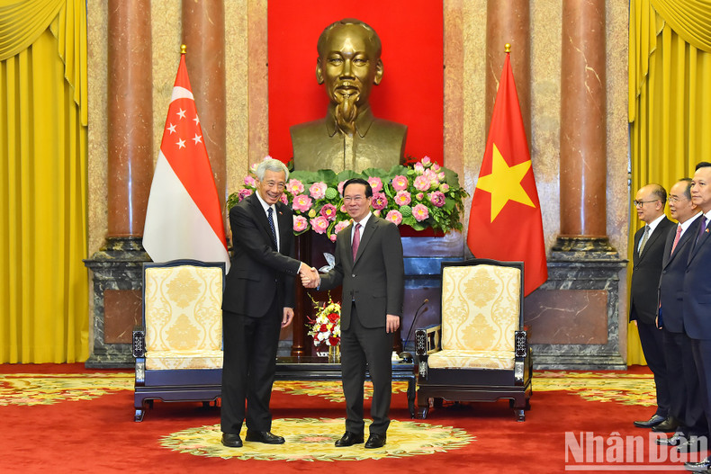 李显龙总理在两国纪念越新两国建交50周年和建立战略伙伴关系10周年背景下访问越南。