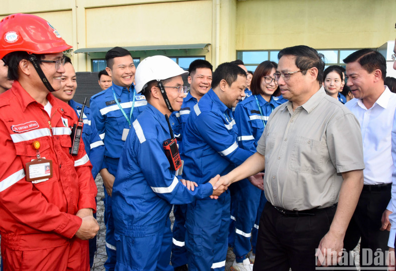 范明正总理慰问宜山炼油石化厂工程师、工人。