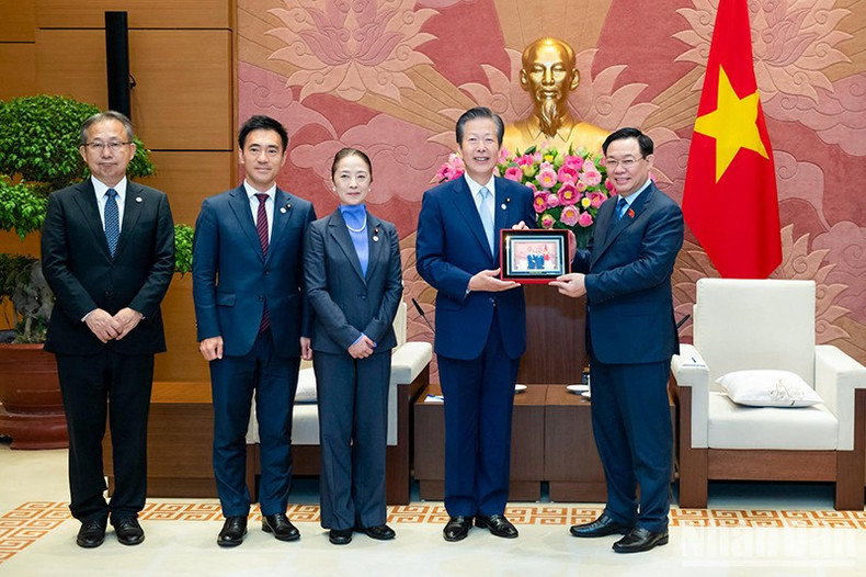 国会主席王廷惠向日本公明党党首山口那津男赠送纪念品。