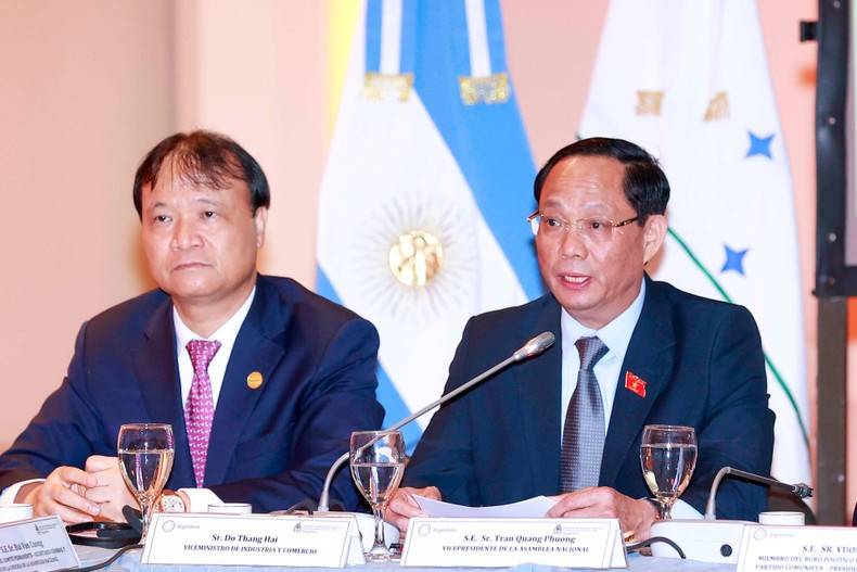 越南国会副主席陈光方在论坛上发表讲话。 越南国会副主席陈光方在论坛上发表讲话。